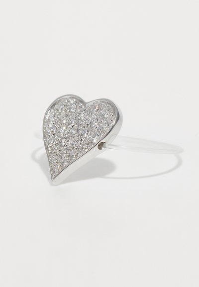 Silberner herzförmiger Ring mit einer Pavé-Besetzung aus klaren Edelsteinen, montiert auf einem transparenten Band. Geschmeidige Oberfläche mit glänzenden Akzenten.