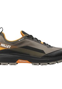 Chaussure de randonnée Gore-Tex en gris et noir avec des accents orange. Tige en mesh léger avec des superpositions texturées. Dotée d'une semelle extérieure Michelin pour une meilleure adhérence.