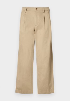 Pantaloni beige a vita alta con pieghe, passanti per cintura, chiusura con bottone e gambe dritto e ampie su sfondo bianco.