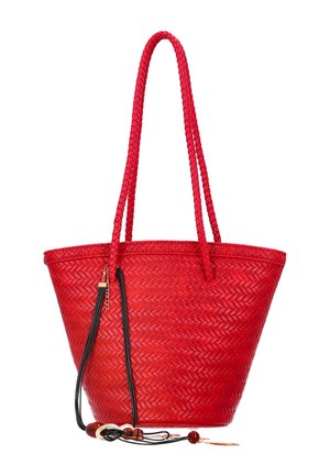 Rode geweven draagtas met twee gevlochten handvatten en een zwarte koord met decoratieve kralen die aan de zijkant hangen.