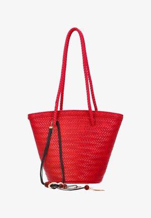 Piros szövött táska két fonott fogóval és fekete zsinórral, amelyről díszes gyöngyök lógnak az oldalon.