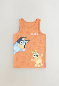 Oranje tanktop met cartoonhonden, met een getextureerd patroon van de letter "B". Het ontwerp bevat lichtblauwe en beige figuren met speelse gezichten.