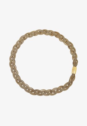 Náhrdelník s pleteným zlatým řetízkem a leštěným magnetickým zapínáním na bílém pozadí.