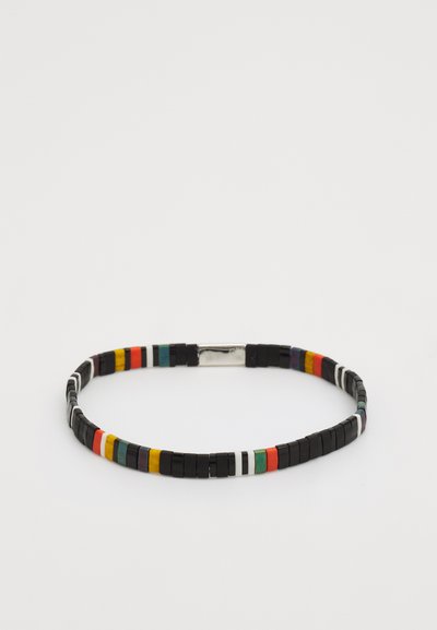 Schwarzes Perlenarmband mit bunten Musterelementen, rechteckige Form und metallischem Verschluss. Glatte Textur mit variierenden Farbsegmenten.