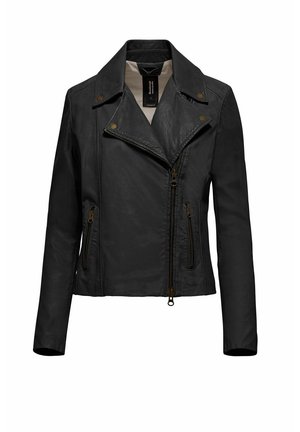 Giacca da motociclista in pelle nera con cerniera asimmetrica, due tasche con zip, ampio colletto e bottoni a scatto in metallo su risvolti e spalle.