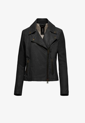 Giacca da motociclista in pelle nera con cerniera asimmetrica, due tasche con zip, ampio colletto e bottoni a scatto in metallo su risvolti e spalle.