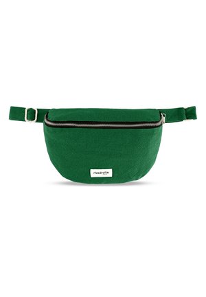 Sac banane en tissu vert avec sangle réglable, fermeture éclair argentée et petite étiquette rectangulaire blanche avec texte noir à l'avant.