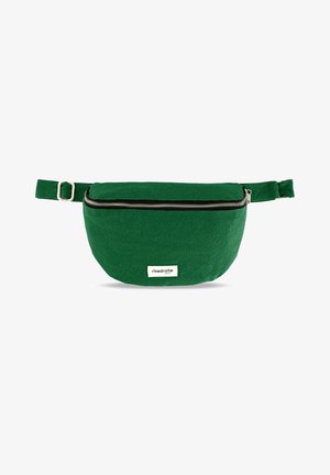 Sac banane en tissu vert avec sangle réglable, fermeture éclair argentée et petite étiquette rectangulaire blanche avec texte noir à l'avant.