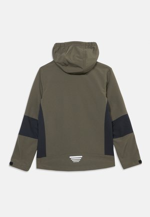Mørk olivengrøn jakke med hætte, sorte paneler på ærmer og sider, og et reflekterende hvidt logo nær den nederste bag.