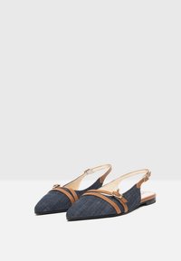 Denim slingback sko med spidse tæer, brune accenter, justerbar ankelrem og flade såler. Funktioner med kontrasterende materiale og syninger.