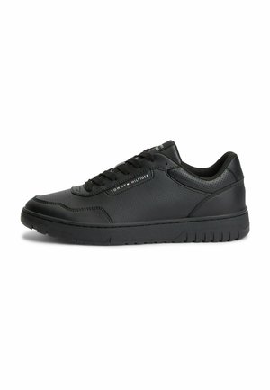 Schwarzer flacher Ledersneaker mit profilierter Sohle, Schnürsenkeln und „Tommy Hilfiger“-Logo auf dem Seitenpanel.