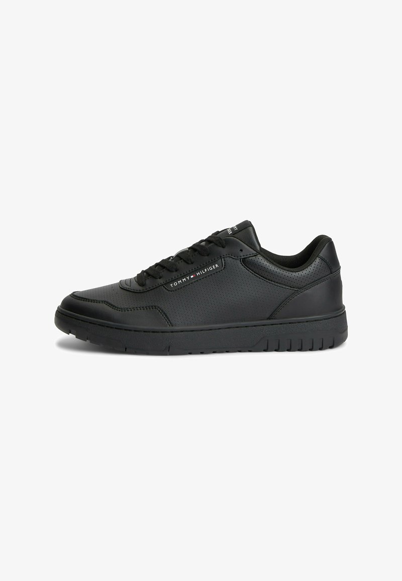 Baskets basses en cuir noir avec semelle texturée, lacets et logo « Tommy Hilfiger » sur le côté.