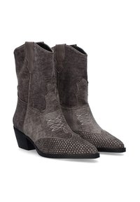 Botas de vaquero de ante gris con puntas afiladas, costuras decorativas y acentos de tachuelas en la punta. Diseño de tacón bajo apilado.