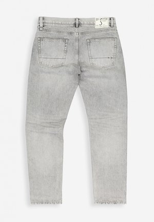 Grijze denim jeans met een rechte snit, voorzien van twee achterzakken en een label op de tailleband. Versleten textuur met een rafelige zoom.