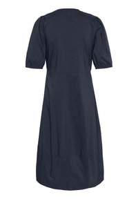 Mornarsko modra obleka s napuhanim rokavi, gladka tekstura, do kolen, z oprijetim pasom in razširjenim krilom. Ni vidnih vzorcev ali dodatnih podrobnosti.