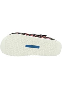 Schwarz floral gemusterte Sandale mit einer weißen Gummisohle, die über einen strukturierten Grip und ein blaues "BIRKENSTOCK"-Logo an der Unterseite verfügt.