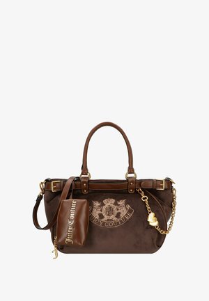 Borsa Juicy Couture marrone scuro con doppi manici, pochette attaccata, catena dorata con ciondoli a forma di cuore e ricamo del logo sul davanti.