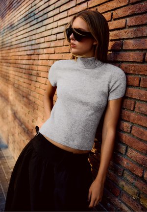 Bershka, SHORT SLEEVE PERKINS NECK SWEATER - T-shirt basique - grey