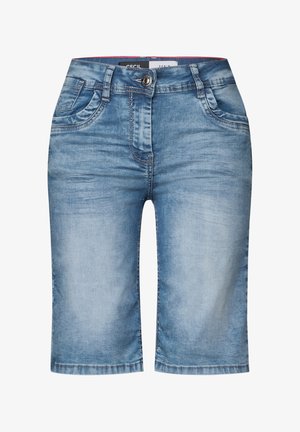 Bermudas en denim bleu clair. Comprend des poches avant, une fermeture à bouton et des coutures décoratives. Texture lisse avec une coupe droite.