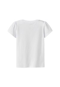 Weißes T-Shirt mit kurzen Ärmeln, rundem Halsausschnitt und Puffärmeln. Hergestellt aus weichem Baumwollstoff, mit glatter, einfarbiger Textur.