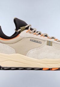 Beige tenisky s svrchním materiálem z semiše a síťoviny, černými akcenty, oranžovými tkaničkami a masivními krémovými mezipodešvemi. Robustní černý vzorek na podrážce.