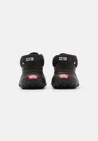 Svarta högskurna sneakers med en texturerad tygoverdel, vadderad krage, bakre dragflikar märkta "MTE" och gummisulor med röda varumärkesdetaljer.