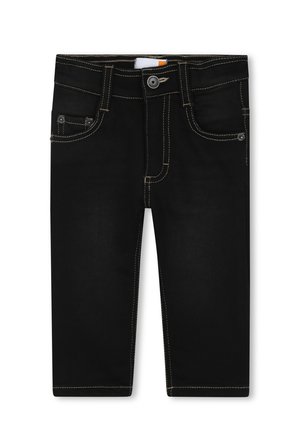 Zwarte jeans met contrasterende gele stiksels, voorzien van voorzakken en een knoopsluiting op de taille, tegen een witte achtergrond.