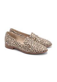 Leopardimustriga loafers, millel on sile tekstuur, kuldsetes toonides aksessuaar ja madal pruun konts stabiilsuse tagamiseks.