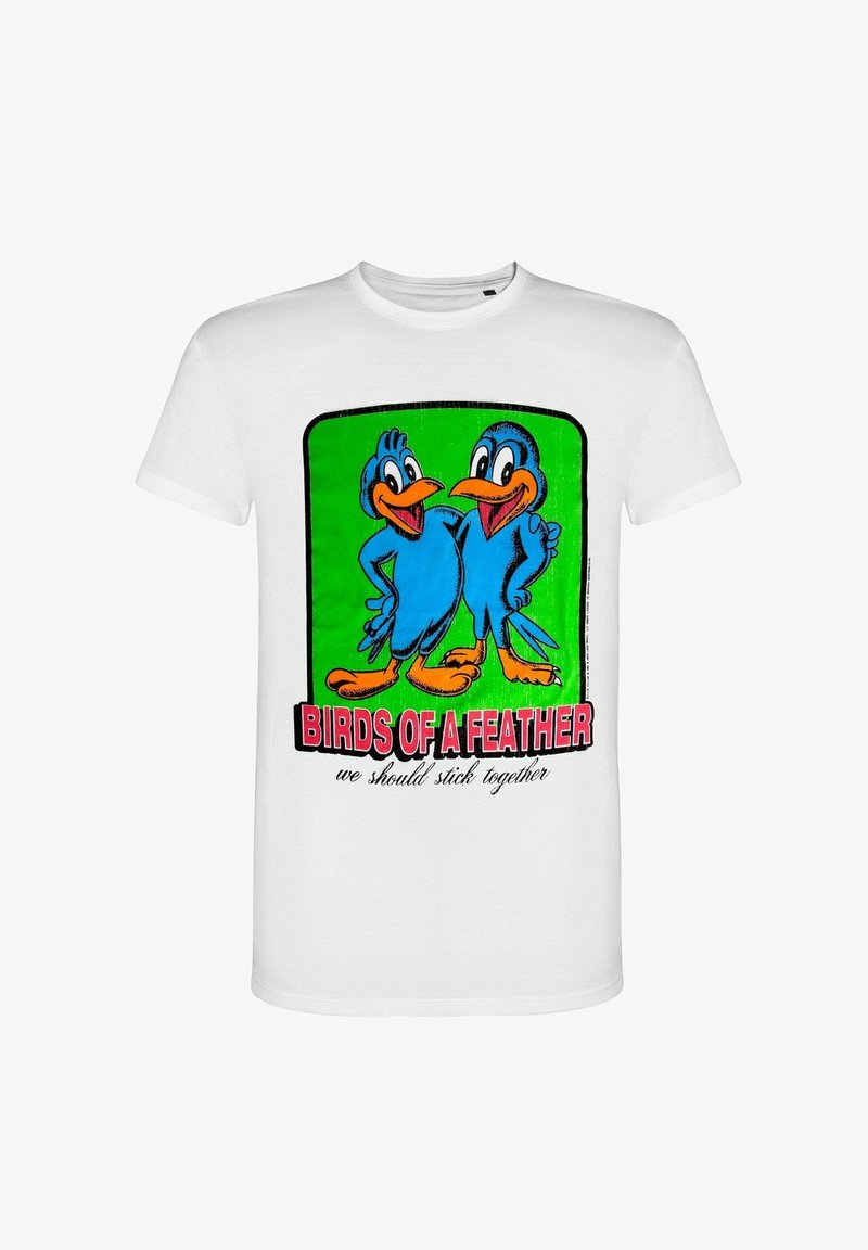 Bílá bavlněná tričko s barevným grafickým motivem dvou modrých kreslených ptáků na jasně zeleném pozadí s textem "PTÁCI JEDNÉHO PEŘÍ."