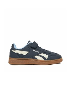 Buty sportowe Reebok w ciemnoniebieskim i białym kolorze, z brązową podeszwą, sznurowadłami z przodu oraz paskiem na rzep, na białym tle.
