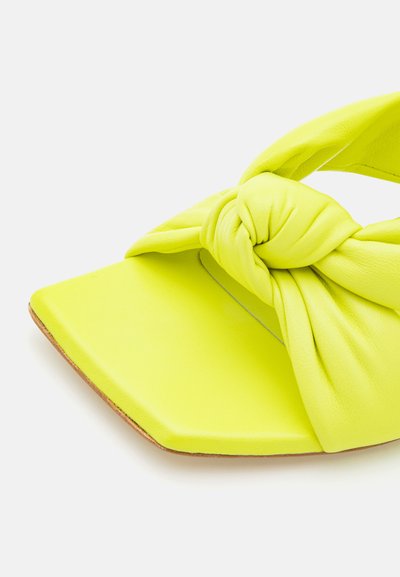 Stuart Weitzman PLAYA ANKLE STRAP KNOT  - Sandales à talons hauts - pistachio