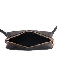 Černá texturovaná kožená kabelka se zlatým zipem. Otevřená ukazující tmavý interiér a malou kapsu uvnitř. Nastavitelný černý ramenní popruh.