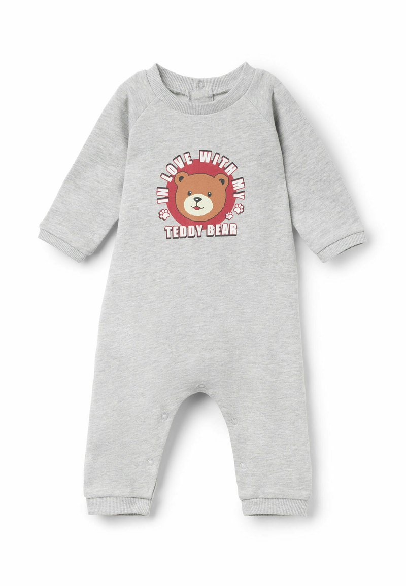 Šedý overal pro miminka vyrobený z měkké látky; má grafiku medvídka s textem "ZAMILOVANÝ DO MÉHO MEDVÍDKA" a patentky v oblasti spodní části.