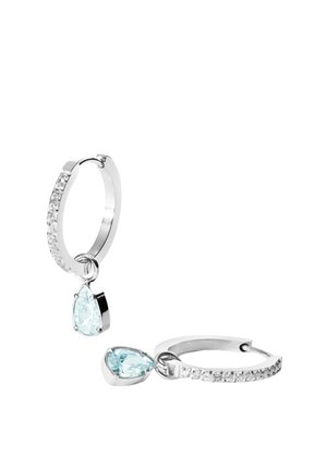 Silberne Creolen mit kleinen klaren Steinen entlang des Hufeisens und einem hängenden birnenförmigen hellblauen Edelstein.