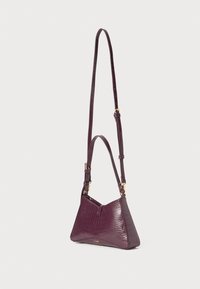 Borsa a tracolla in pelle embossata color viola a forma triangolare, con tracolla regolabile e dettagli in hardware dorato. Texture liscia.