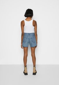 Madewell RELAXED MID LENGTH - Calções de ganga - kelton