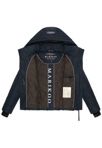 Veste matelassée bleu marine avec une texture en quadrillage, ouverte pour révéler un intérieur sombre comportant un logo bien visible, une poche lat�érale et une étiquette d'entretien.