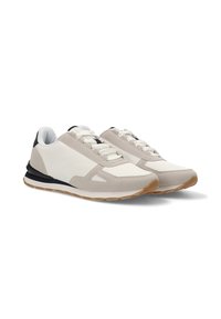 Las zapatillas presentan una combinación de ante beige claro y material sintético blanco. Suela de goma en marrón con un patrón texturizado y diseño de cordones.