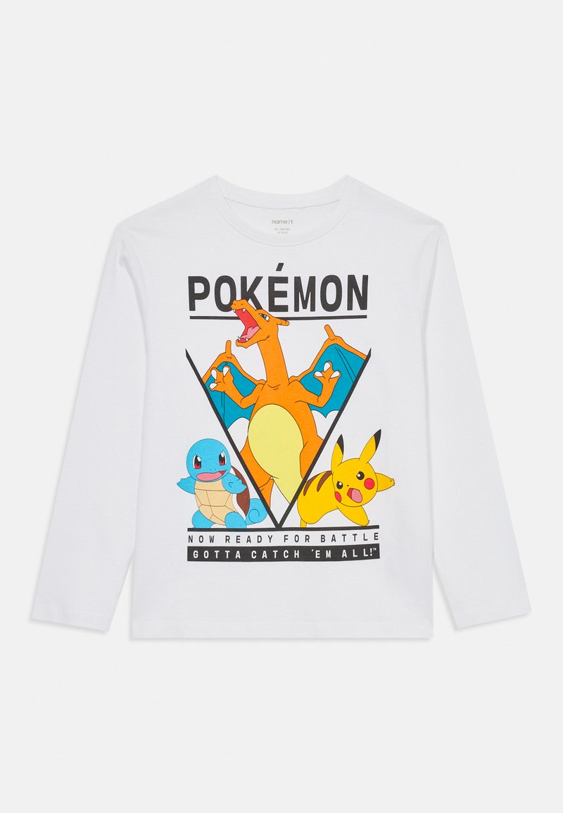 Fehér hosszúujjú póló, amelyen Pokémon karakterek láthatók: Charizard, Squirtle és Pikachu, a következő felirattal: "MOST KÉSZ A HARCRA, MEG KELL ŐKET FAGNI!"