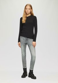 QS - Jeansy Slim Fit