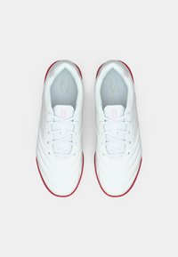 Zapatillas deportivas blancas con suelas rojas, parte superior de sintético suave, puntera redonda y diseño de cordones, con sutiles acentos texturizados en los laterales.