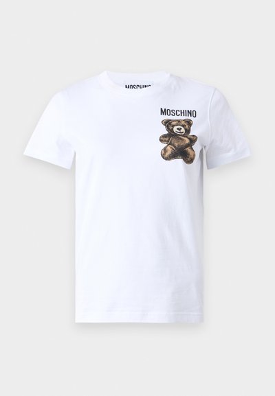 Camiseta de algodón blanca con un gráfico de un oso de peluche y texto "Moschino" en negro en la parte superior izquierda. Corte regular, mangas cortas.