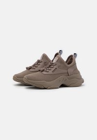 Sneaker a rete marroni con upper testurizzato, punta arrotondata e suola in gomma spessa. Presentano lacci e linguette sul tallone per una facile vestibilità.