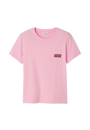 Roze katoenen T-shirt met korte mouwen, ronde hals en een klein "AMERICAN VINTAGE" logo in donkerrood op de linkerborst.