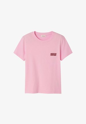 Roze katoenen T-shirt met korte mouwen, ronde hals en een klein "AMERICAN VINTAGE" logo in donkerrood op de linkerborst.