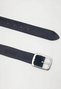 Cintura in pelle blu navy con finitura testurizzata, fibbia rettangolare in argento e numerosi fori di regolazione lungo il cinturino.