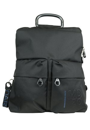 Schwarzer Nylon-Rucksack mit rechteckiger Form, zwei Fronttaschen, einem oberen Griff und einem verstellbaren Schulterriemen. Verfügt über ein geprägtes Logo und Reißverschlüsse.