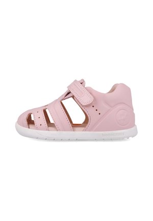 Sandalias de cuero rosa con un diseño abierto, que cuentan con tres correas horizontales y un cierre de Velcro. La suela es blanca, con la marca en el lateral.