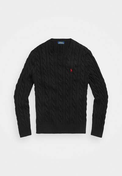 Pull en maille torsadée noire avec un col rond, des poignets et un ourlet côtelés, arborant un petit logo rouge sur la poitrine gauche. Fabriqué en tissu texturé.