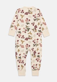 Ein cremefarbener Einteiler mit Blumenmuster, der burgunderrote und grüne Blumen zeigt. Lange Ärmel und Bündchen an den Knöcheln komplettieren das Design. Weicher Stoff.